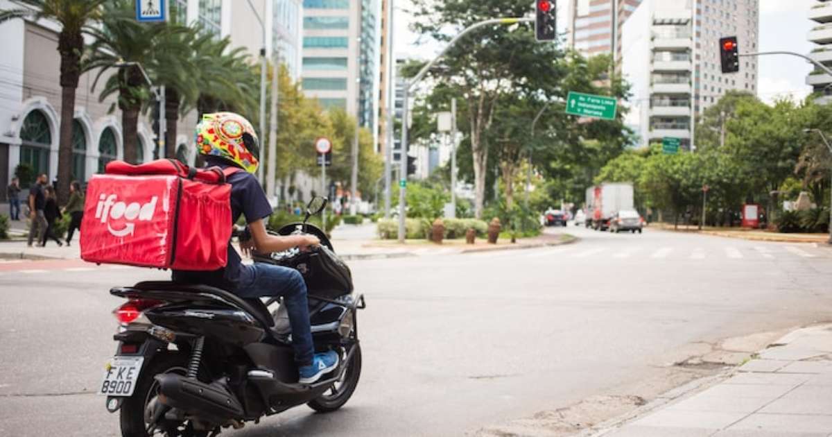 Seguro de moto deixa de ser artigo de luxo e atrai estreantes; há cobertura até para capacete