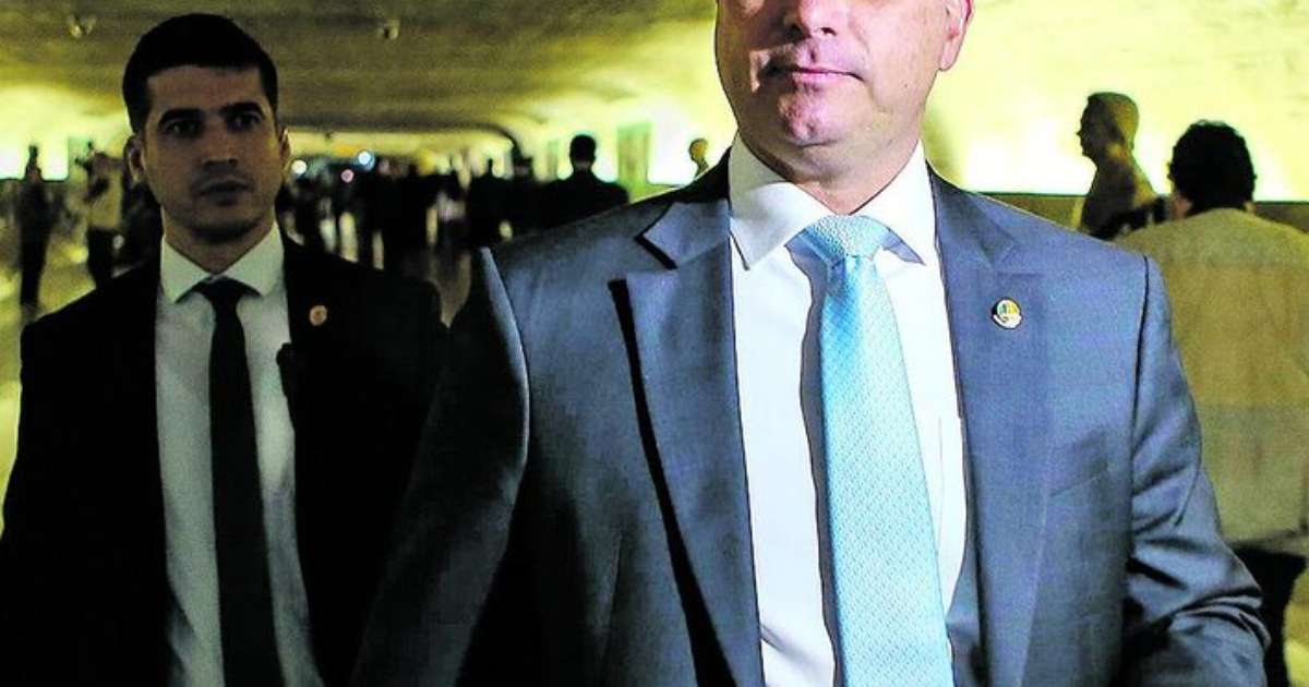 Flávio diz confiar no sistema eleitoral, mas não explica informação falsa dada à embaixadores
