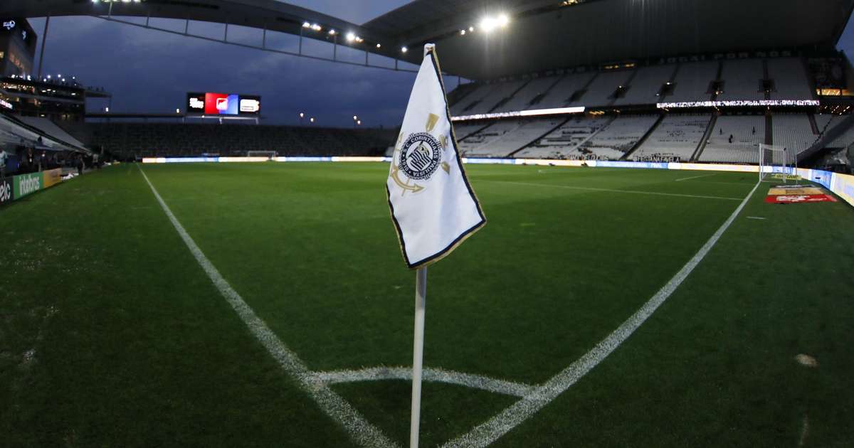 Corinthians avança em negociações, mas enfrenta restrições de transferências