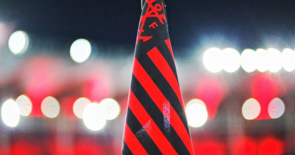 Volante do Flamengo é hospitalizado e pode precisar de cirurgia: preocupações para o elenco rubro-negro