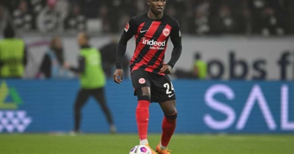 Aurélio Buta desembarca em São Paulo para assinar contrato