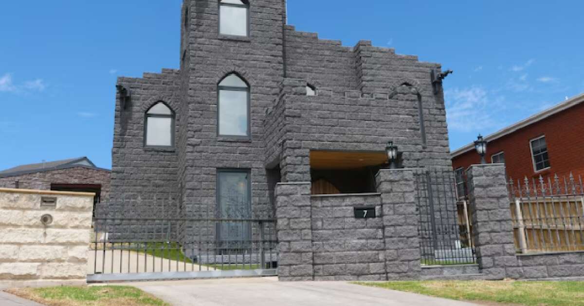 Pai usa as próprias mãos para erguer um castelo medieval para o filho apaixonado por jogos de guerra