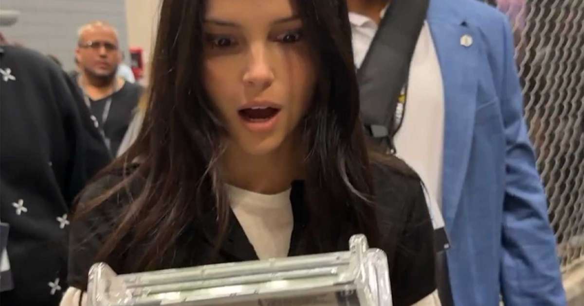 Atriz Inde Navarrette Viraliza Com Rea o Ap s Ganhar C pia Rara De 