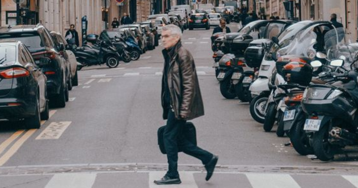 Psicologia sugere que pessoas que agradecem aos motoristas ao atravessar a rua não o fazem apenas por gratidão