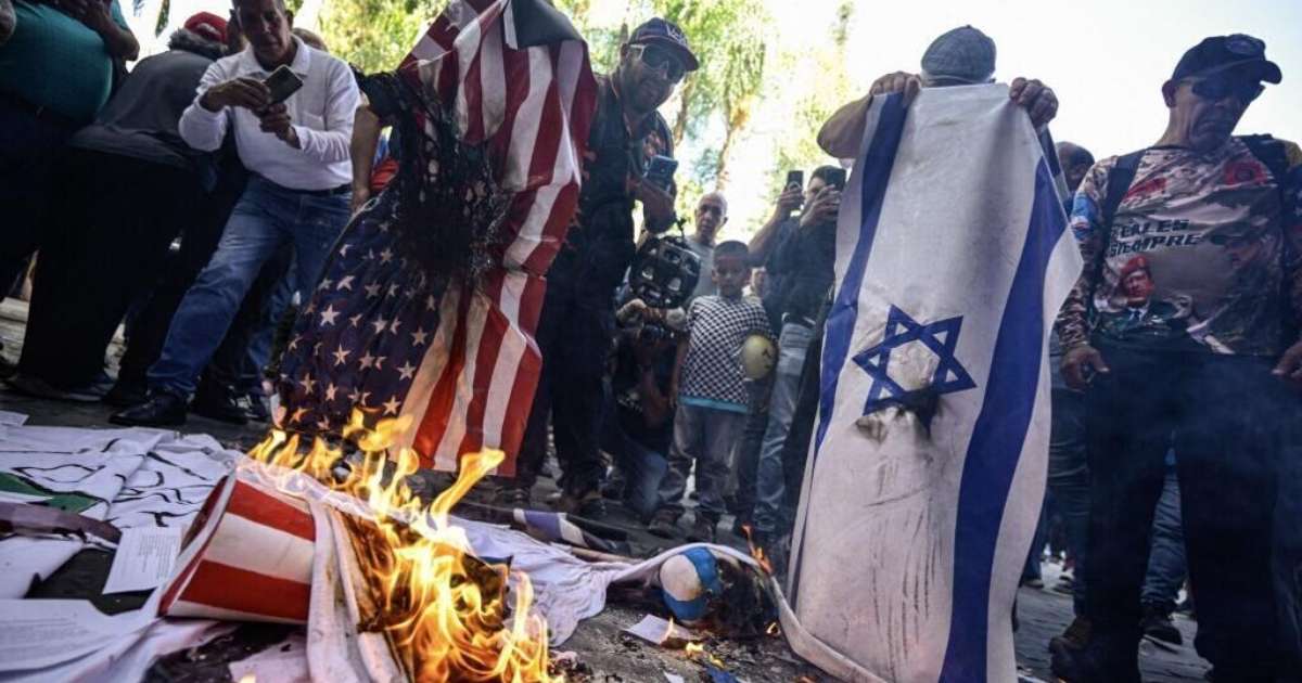 Queima de bandeiras dos EUA e Israel marca homenagem às vítimas dos terremotos na Venezuela
