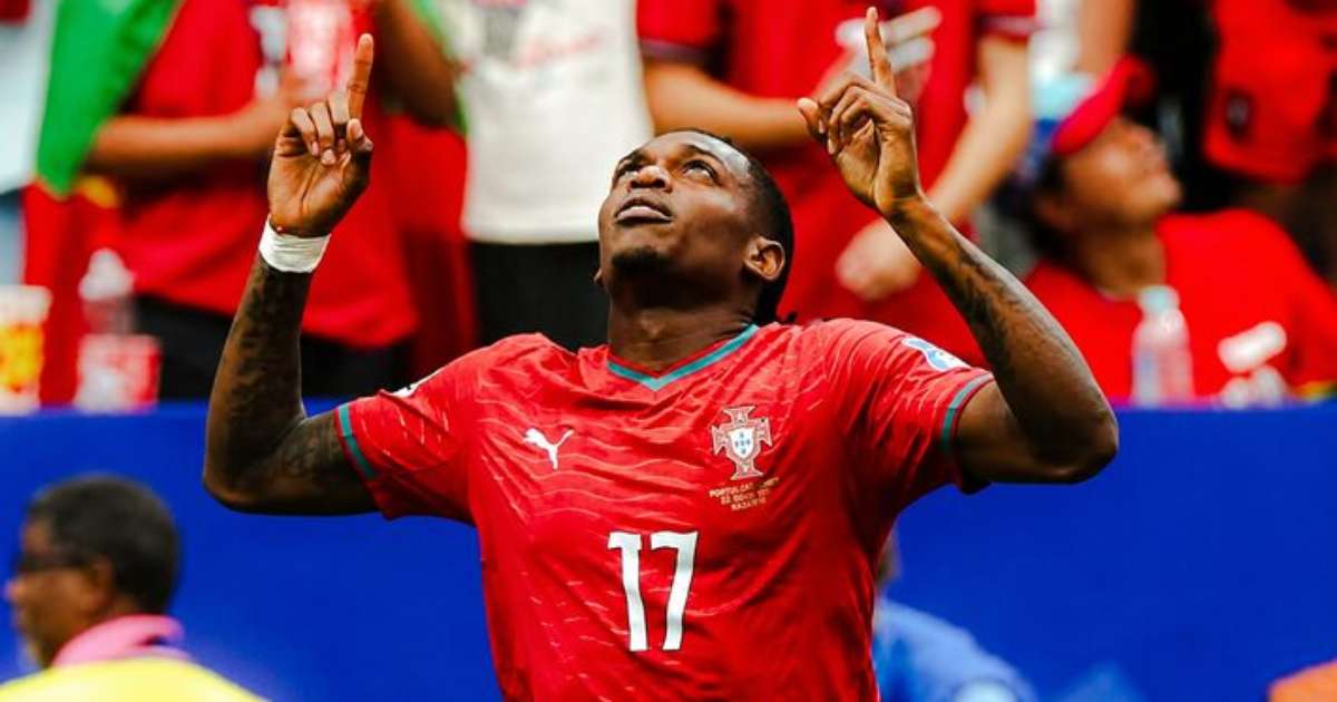 Rafael Leão treina no CT do Corinthians e dialoga com Fernando Diniz sobre possíveis estratégias
