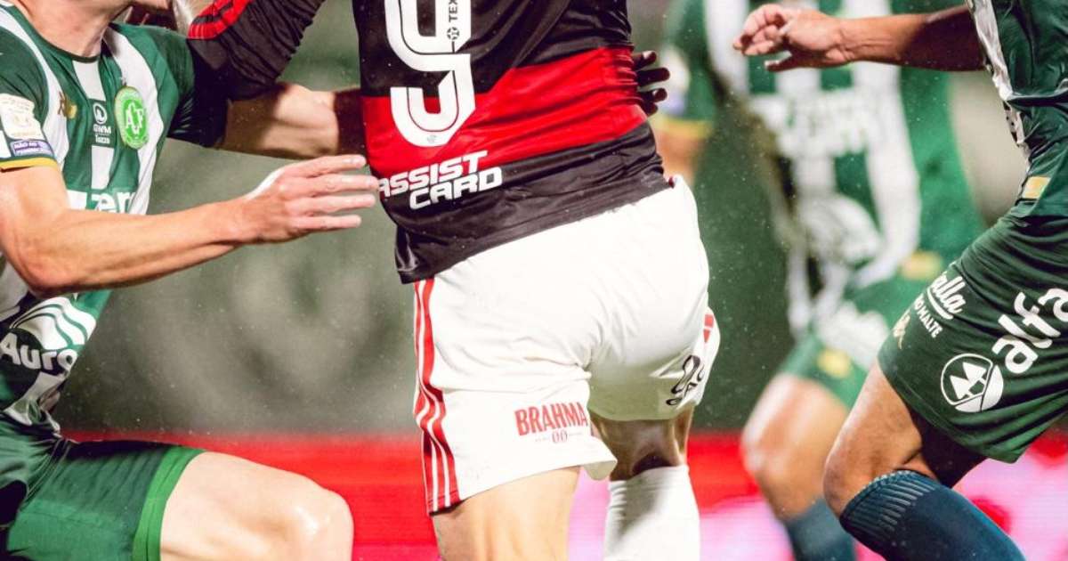 AGRESSÃO NO JOGO! Narrador é demitido após falar com torcedor agredido em Flamengo x Chape