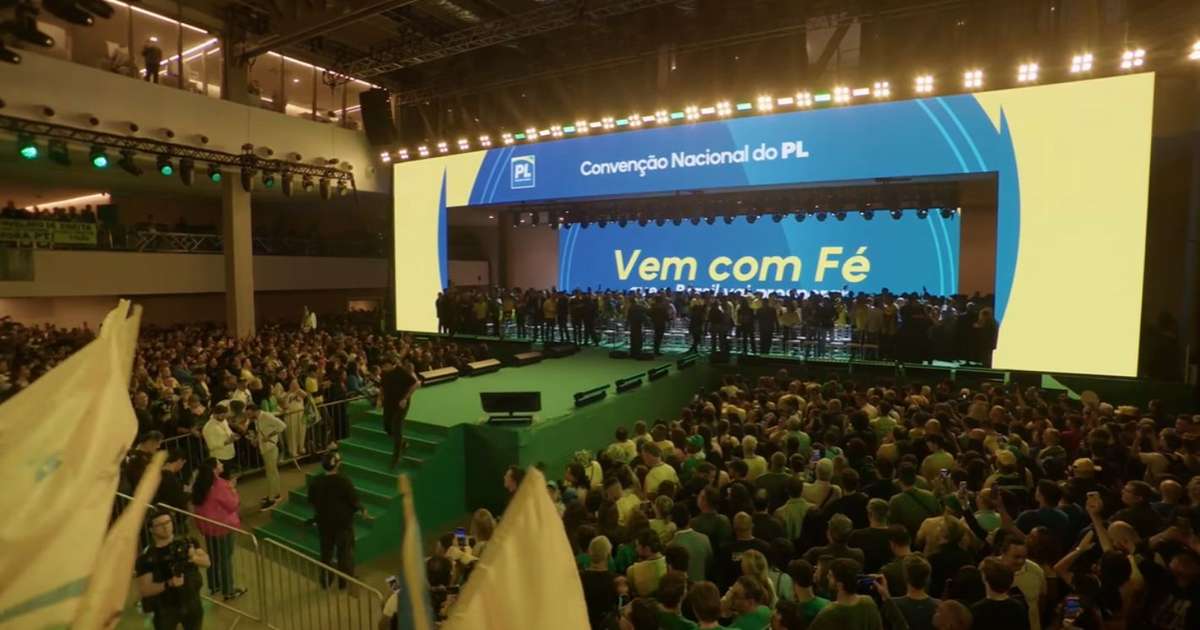 Organização dá bronca duas vezes e manda apoiadores deixarem palco de Flávio Bolsonaro por segurança: 'Me ajude'