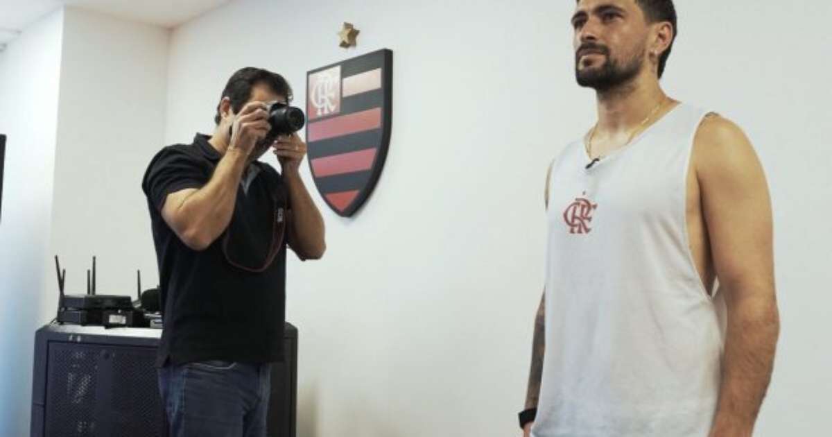Flamengo Homenageia Arrascaeta com Busto em Reconhecimento à sua Grandeza
