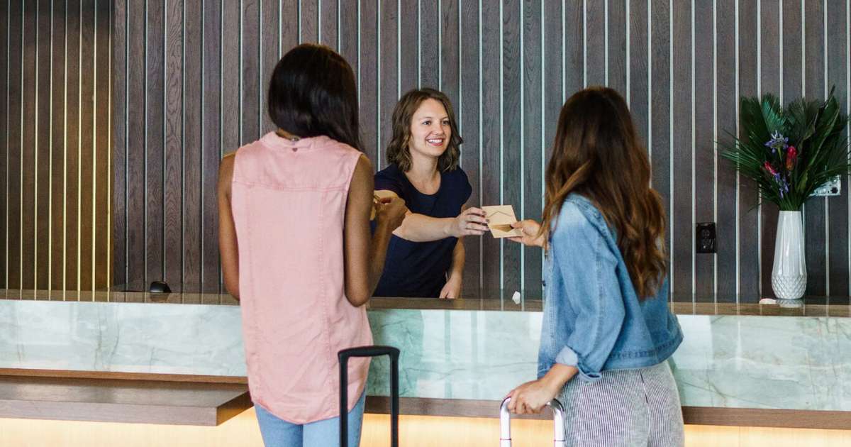 O check-in dos hotéis foi empurrado para as 15h depois da pandemia e ficou assim por um motivo: os hóspedes pagam para entrar mais cedo