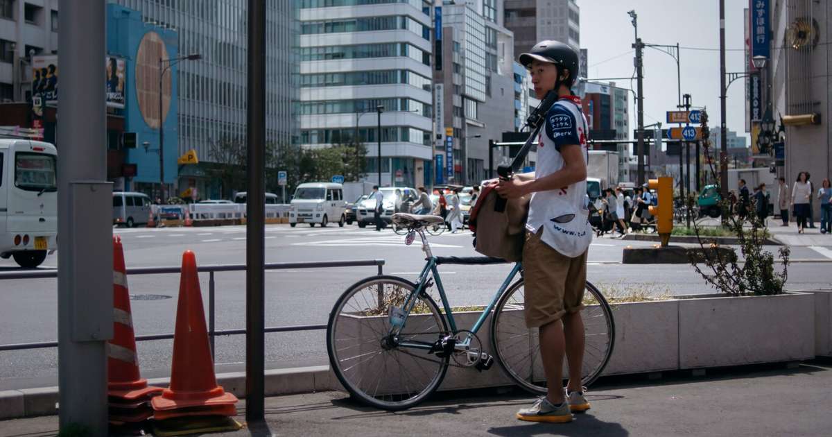 Em Tóquio, decidiram combater a onda de calor com uma medida extrema nos escritórios: permitir que homens mostrem as panturrilhas