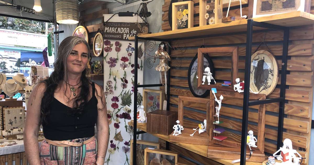 'A gente se encantou': Argentina se muda para o Brasil, cria ateliê com a mãe e transforma flores secas em arte