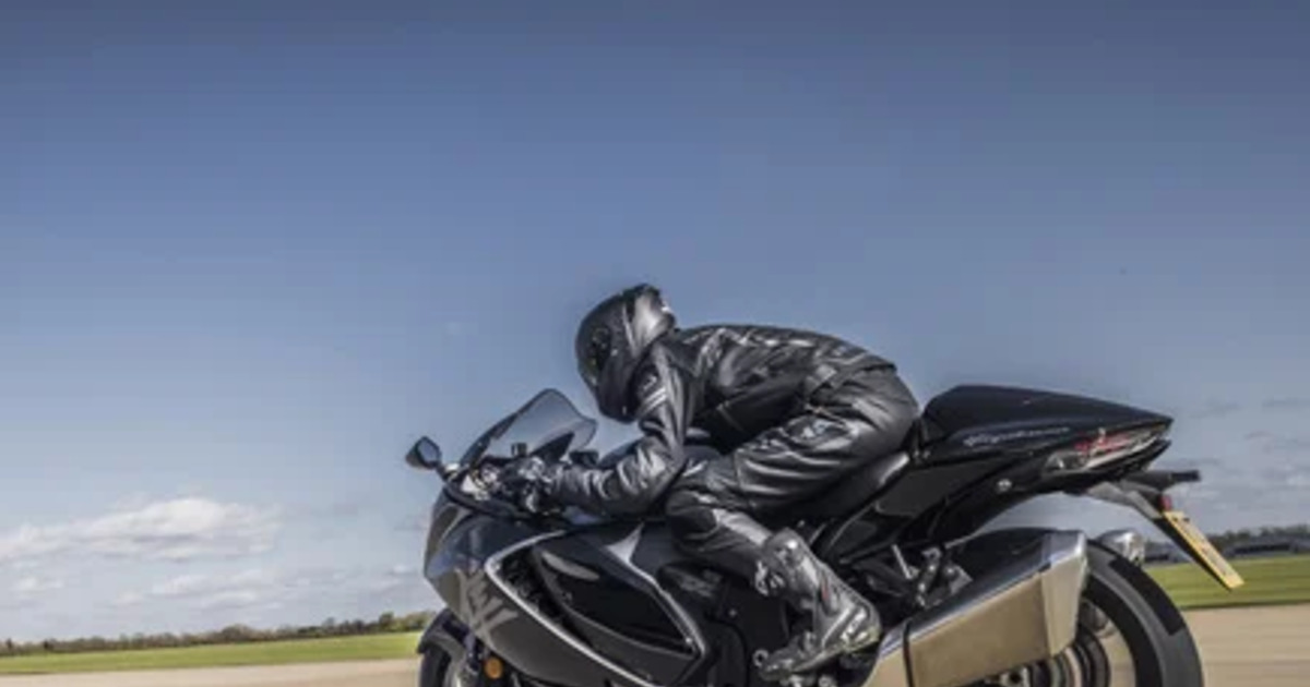 Há 30 anos, um pacto japonês limitava a velocidade das motocicletas a 300 km/h, então, a Suzuki Hayabusa estabeleceu nova marca, atingindo quase 450 km/h