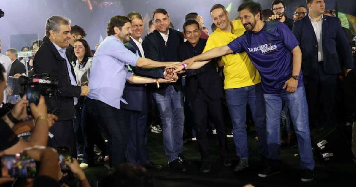 Tarcísio diz amar Bolsonaro ao ser oficializado candidato e que faria mais com Flávio presidente