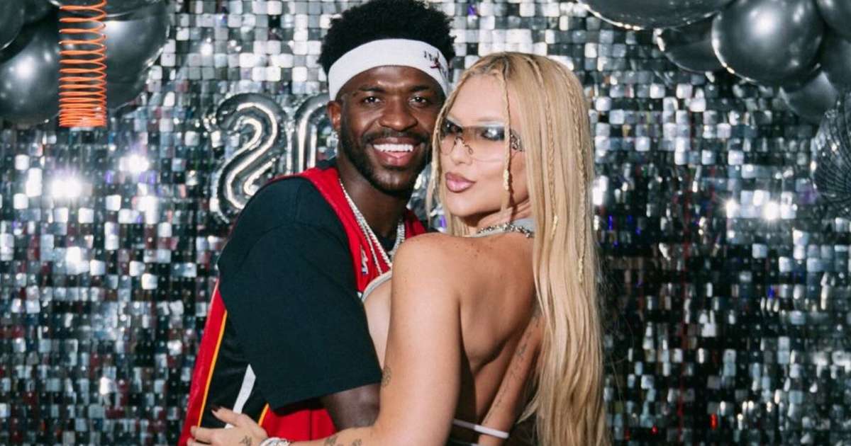 Com look de renda transparente e calcinha à mostra, Virgínia posa ao lado de Vini Jr. em festa, ganha 'mão boba' e se declara: 'O quanto sou feliz ao seu lado'