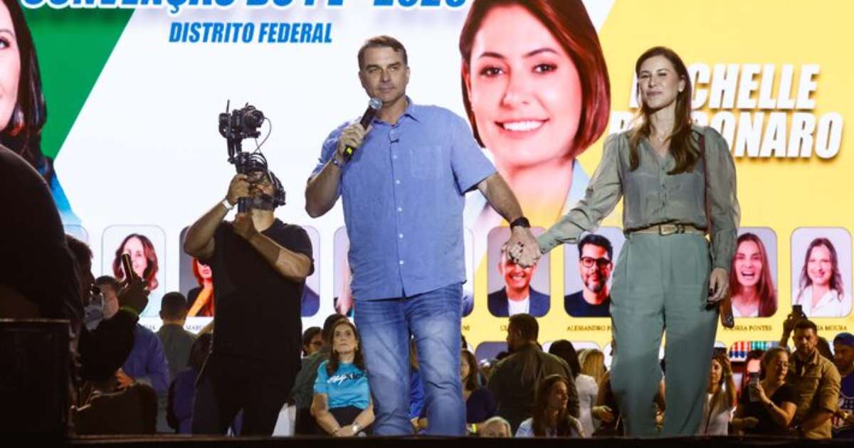 Flávio Bolsonaro anuncia candidatura de Michelle ao Senado mesmo sem presença de ex-primeira-dama