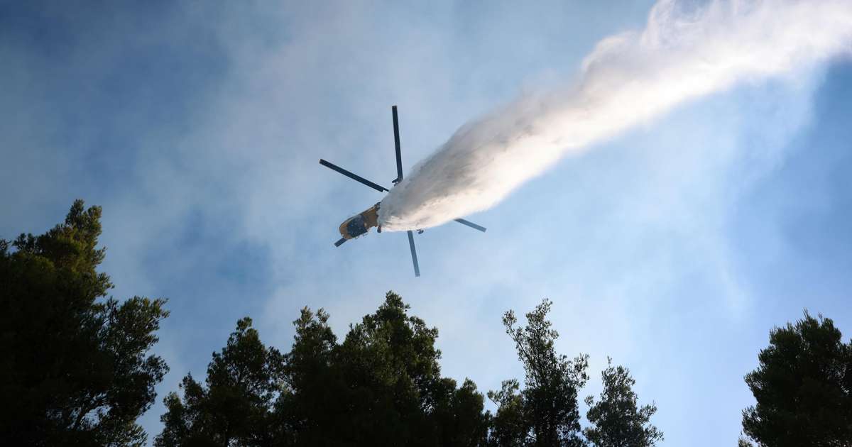 Dois helicópteros colidem no ar enquanto combatem incêndio na Grécia