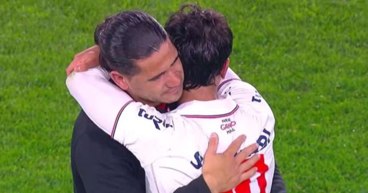 Jogo entre pai e filho no futebol uruguaio termina com lágrimas após o apito final