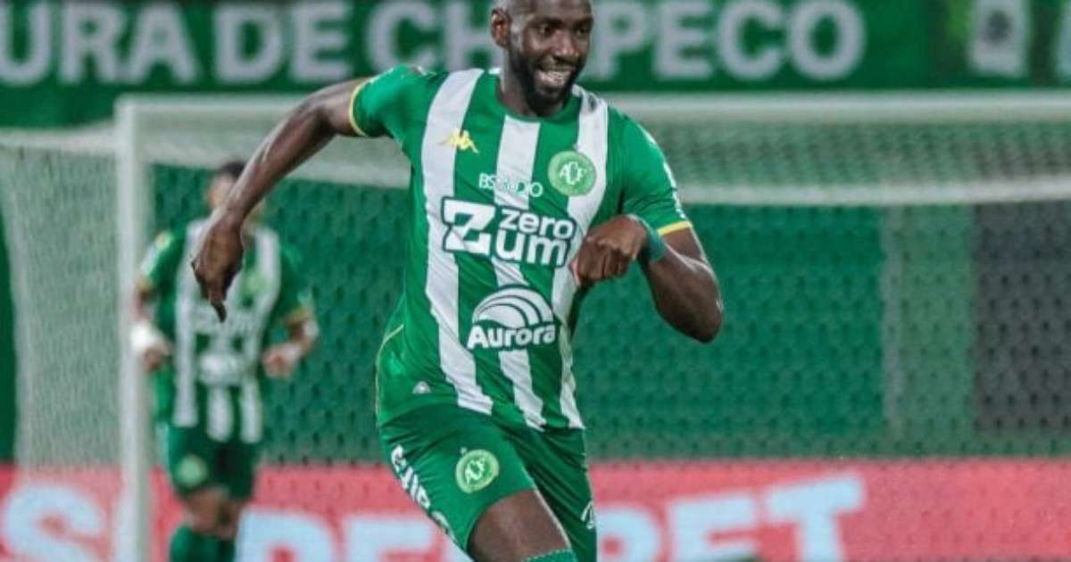 Lesão rara de Bolasie acende alerta de saúde na Chapecoense após choque com jogador do Cruzeiro
