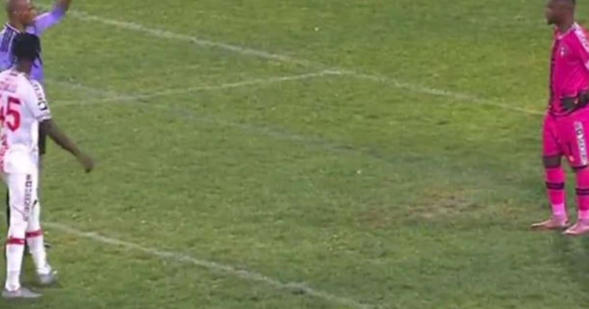 Vídeo: goleiro se confunde com linhas do campo e é expulso na África do Sul