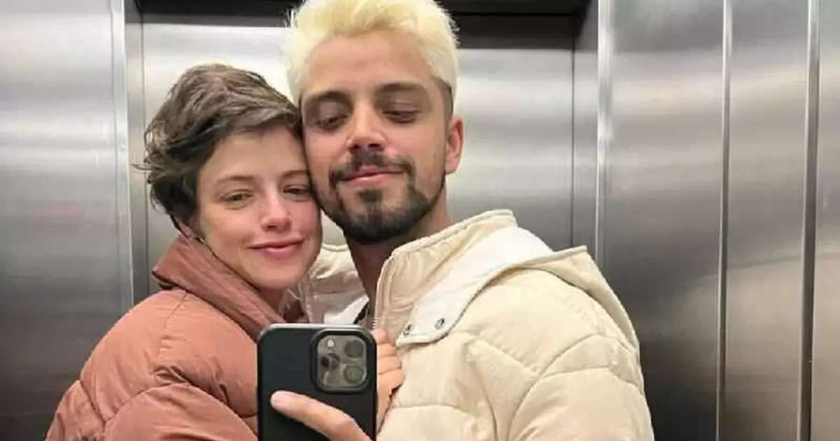 Agatha Moreira é flagrada aos beijos com namorado gato em praia no Rio