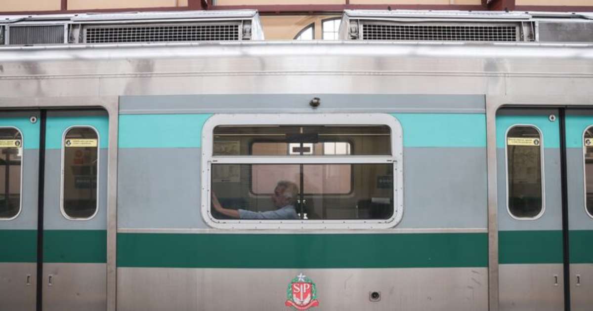 Trem da linha 8-Diamante é esvaziado após passageiros notarem fumaça e cheiro de queimado