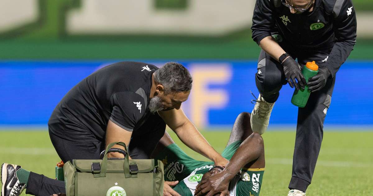 Bolasie, da Chapecoense, sofre lesão rara no pâncreas após choque com jogador do Cruzeiro