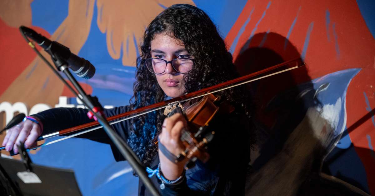 Bisneta de cirandeiro, adolescente de 15 anos diz que foi mordida por 'bichinho da música' e sonha em ser violinista