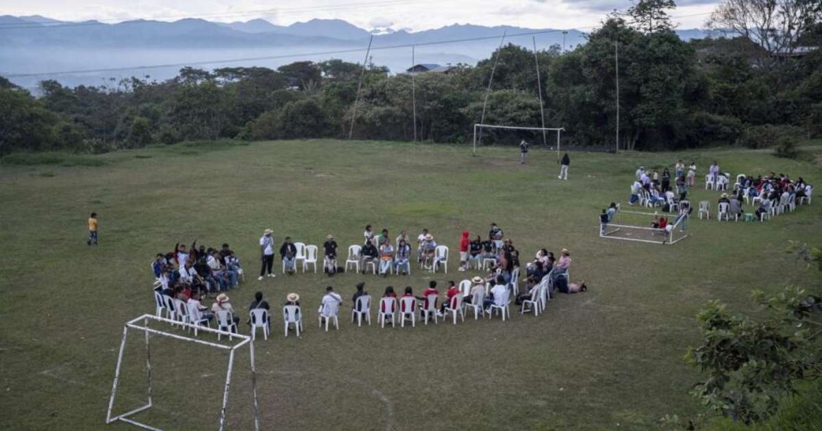 Recrutamento de menores por grupos armados cresce na Colômbia com uso das redes sociais