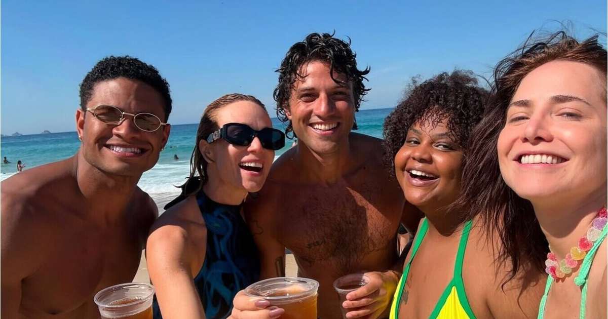 Letícia Colin curte praia com elenco de 'Quem Ama Cuida' e web reage: 'Faltou a Pilar'