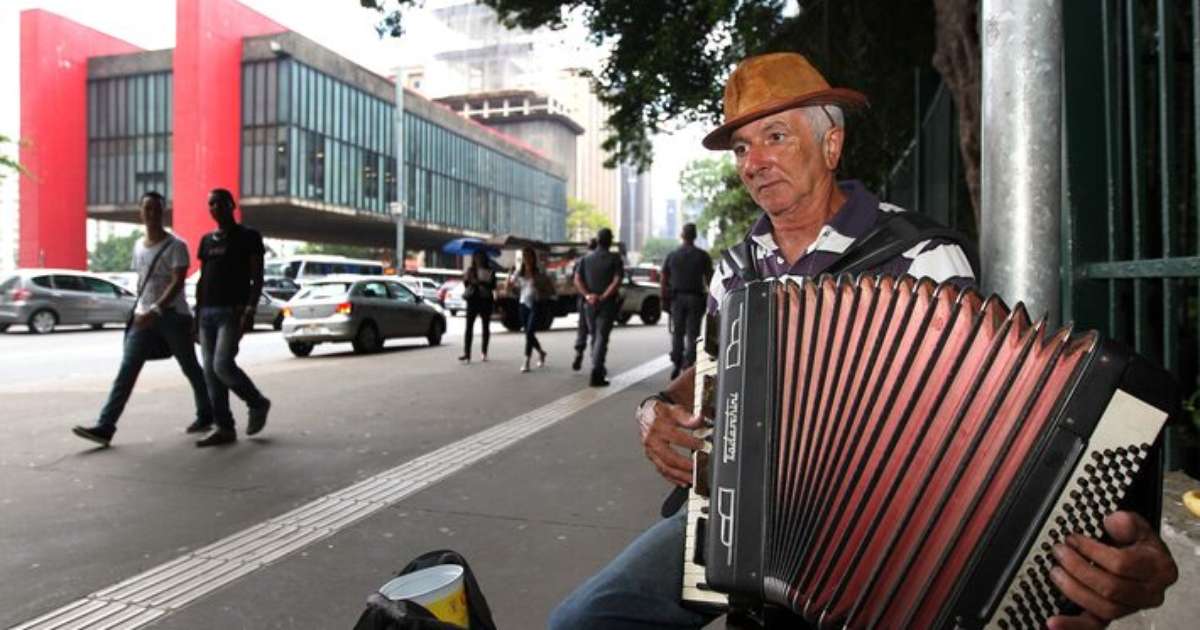 Prefeitura de SP limita uso de equipamentos sonoros por artistas de rua na Avenida Paulista