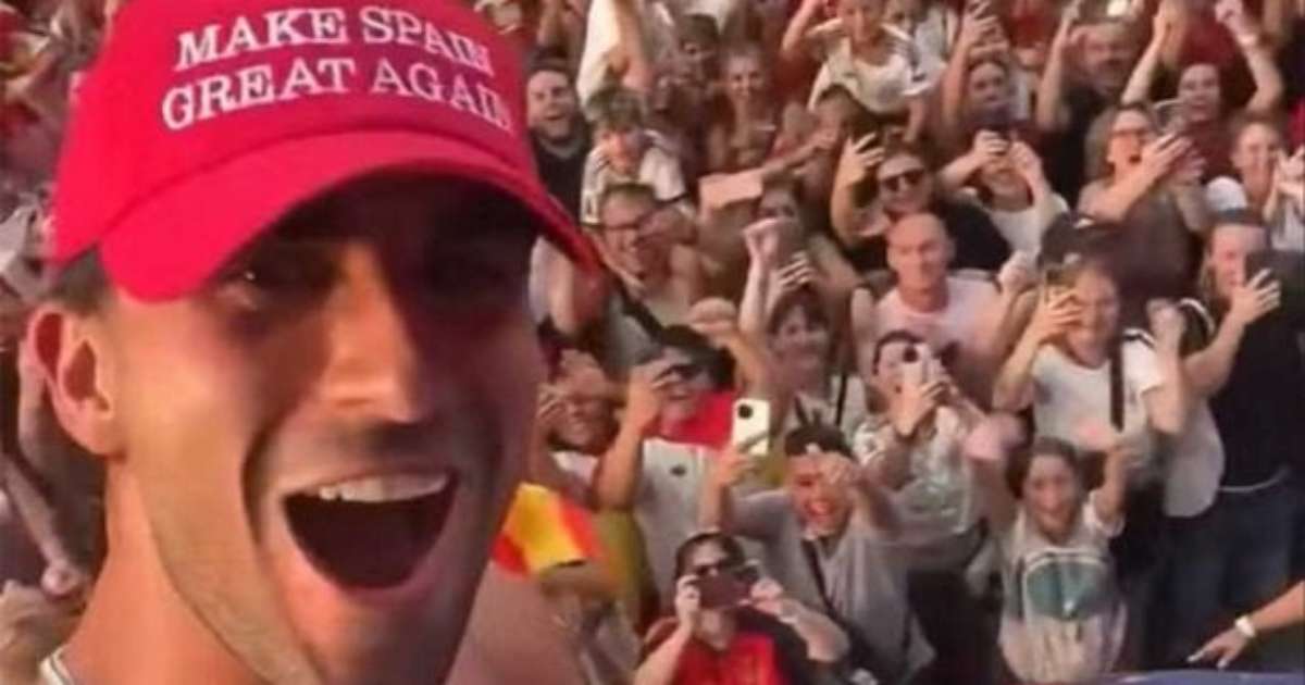 "Não entendo nada de política", diz Ferran Torres após polêmica com boné associado a Trump