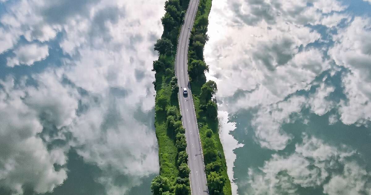 A impressionante estrada sob as nuvens na China cria uma perfeita ilusão visual de carros voadores