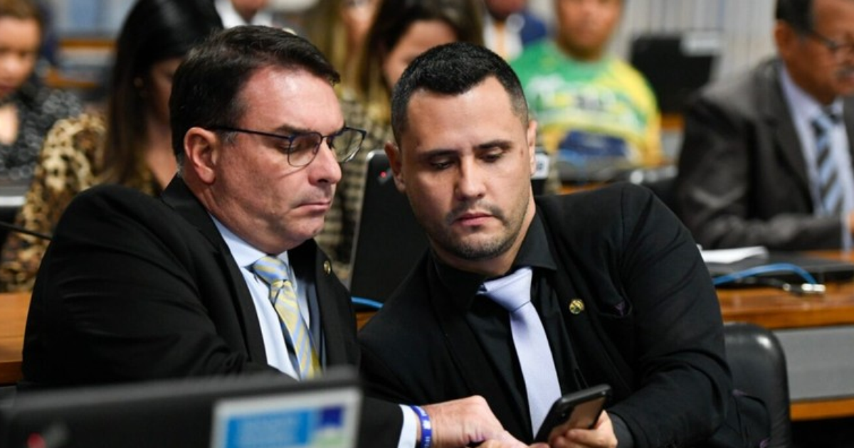 Candidatura de Flávio Bolsonaro perde ‘palanque de alto potencial’ com desistência de Cleitinho ao governo de MG, aponta cientista político