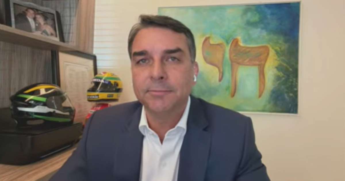 Flávio Bolsonaro publica diplomas após polêmica com pós-graduação que ele não fez em páginas oficiais