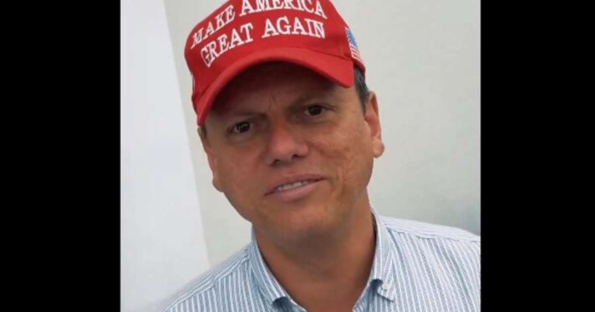 Tarcísio de Freitas diz que não colocaria boné de Donald Trump novamente