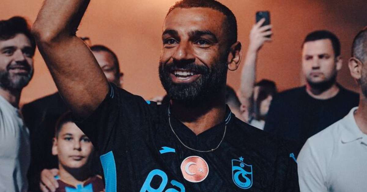 Salah assina com o Trabzonspor e é recebido com festa na Turquia: 'Nunca vi nada assim'