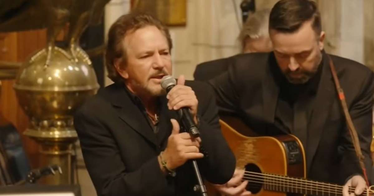 Vídeos: Eddie Vedder, Bono e mais celebram Glen Hansard em seu funeral