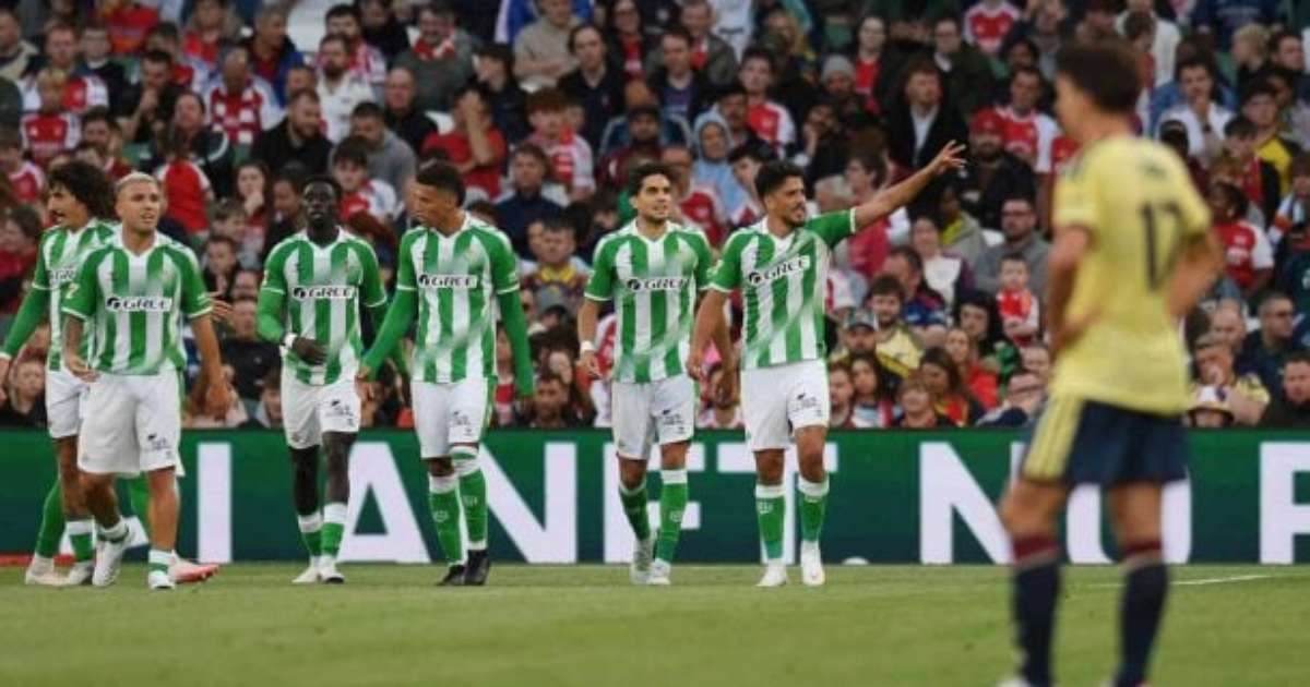 Com golaço de Deossa, Betis vence um alternativo Arsenal