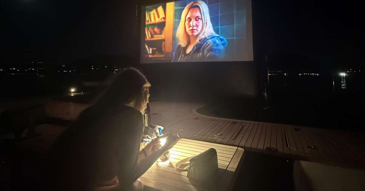 Mbappé e Ester Expósito são flagrados assistindo a filme brasileiro sobre Elize Matsunaga