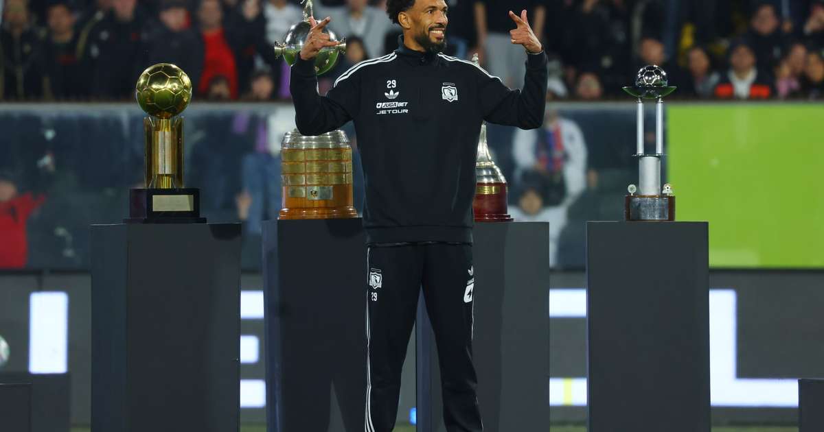Vozinha é apresentado com entrega surpreendente de camisa; imprensa mundial repercute evento