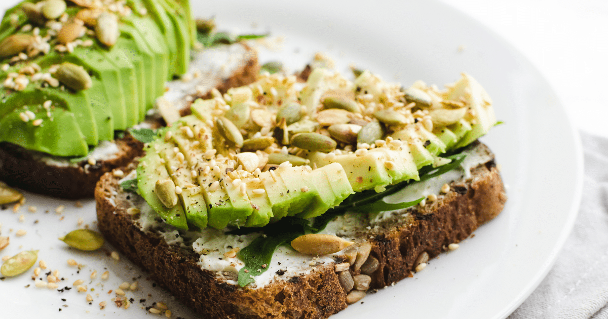 Imagem da notícia Tem colesterol alto? Veja 3 receitas saudáveis e ricas em gorduras boas para o lanche da tarde