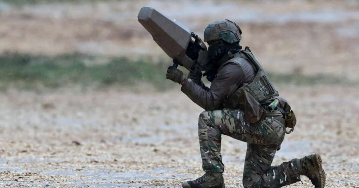 França aumenta orçamento militar e amplia poderes do governo em caso de ameaça à segurança nacional