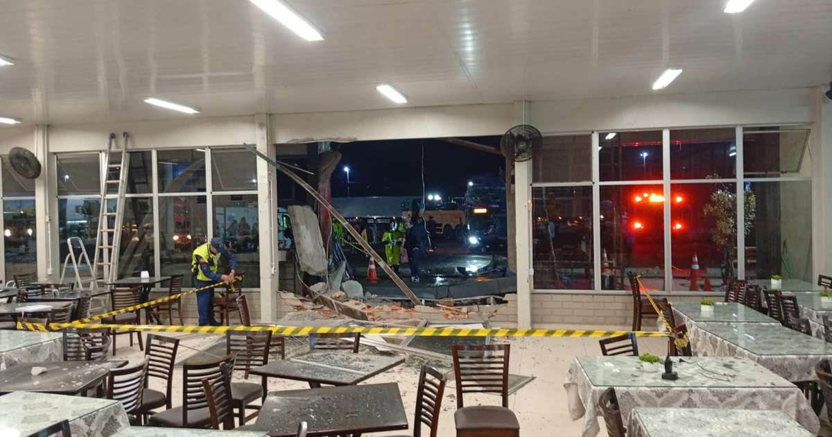 Ônibus sai da pista, invade restaurante e mata mulher em Santa Catarina