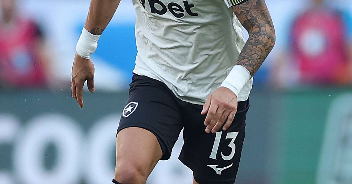 Botafogo encaminha renovação de contrato com o capitão Alex Telles