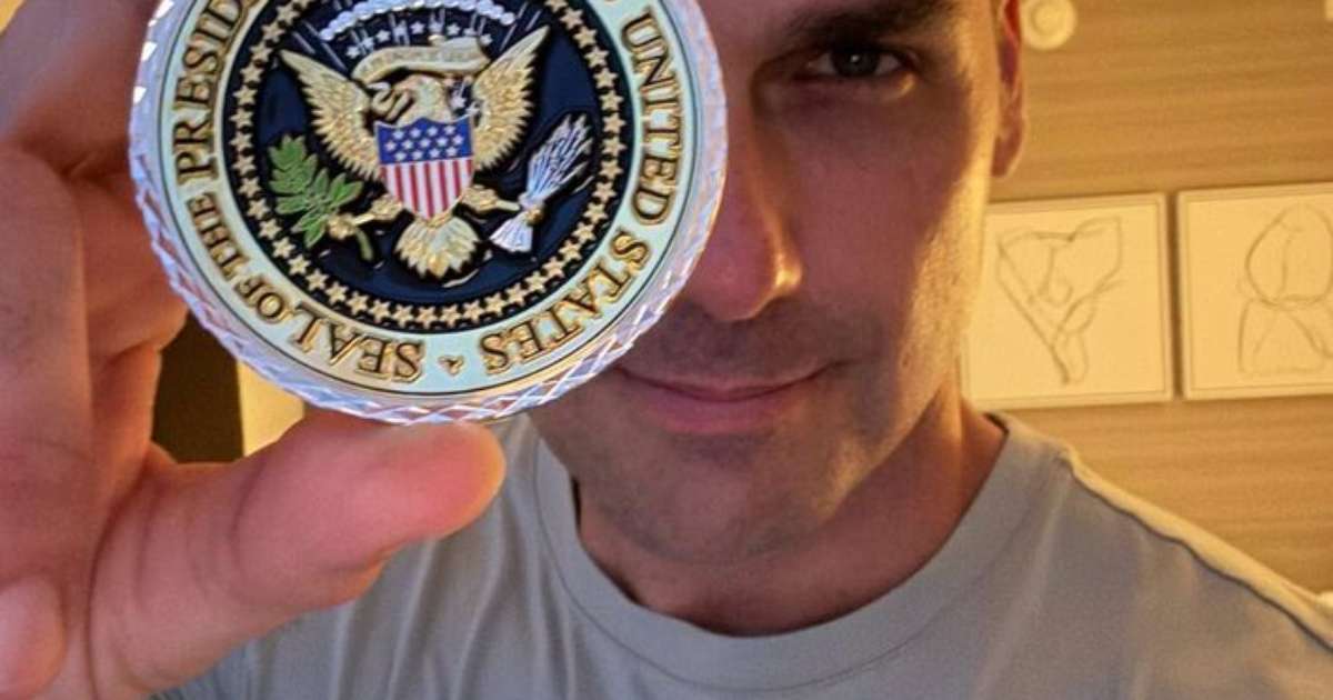 Eduardo Bolsonaro critica obrigatoriedade de vacinas no Brasil: 'respeito à liberdade'
