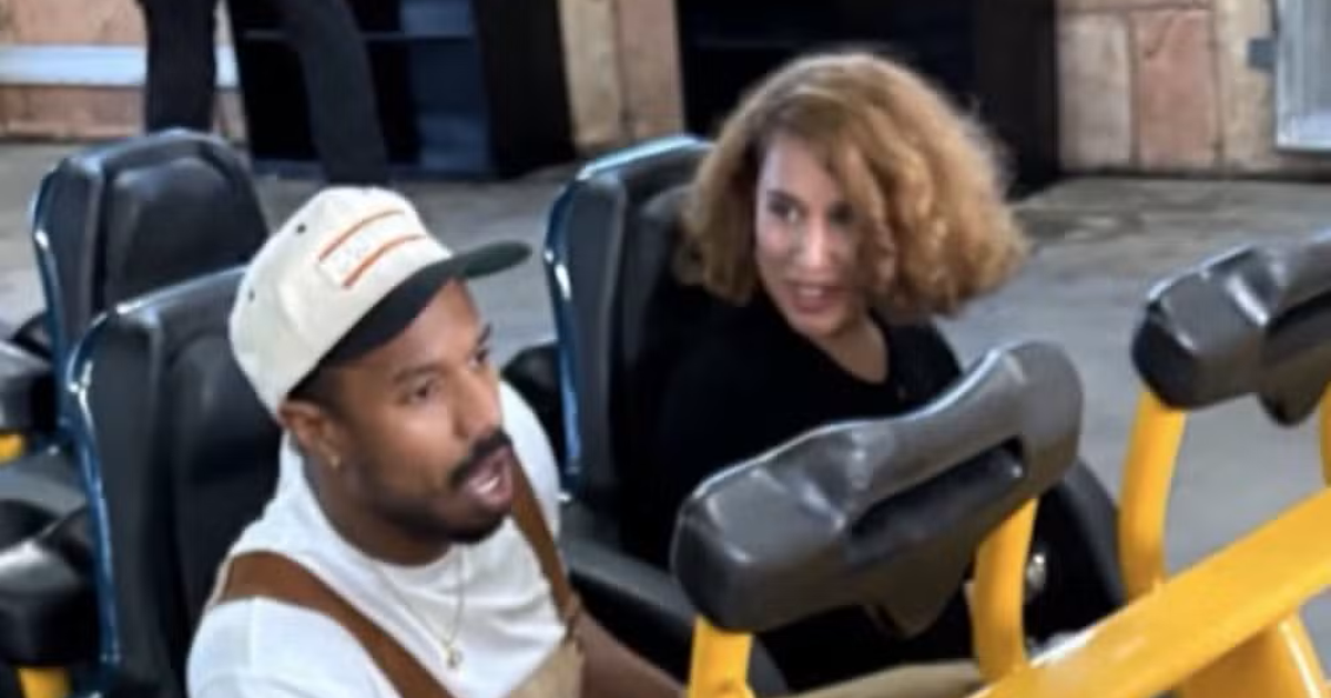 Novo casal? Michael B. Jordan e Raye curtem passeio em parque de diversões e levantam rumores de romance