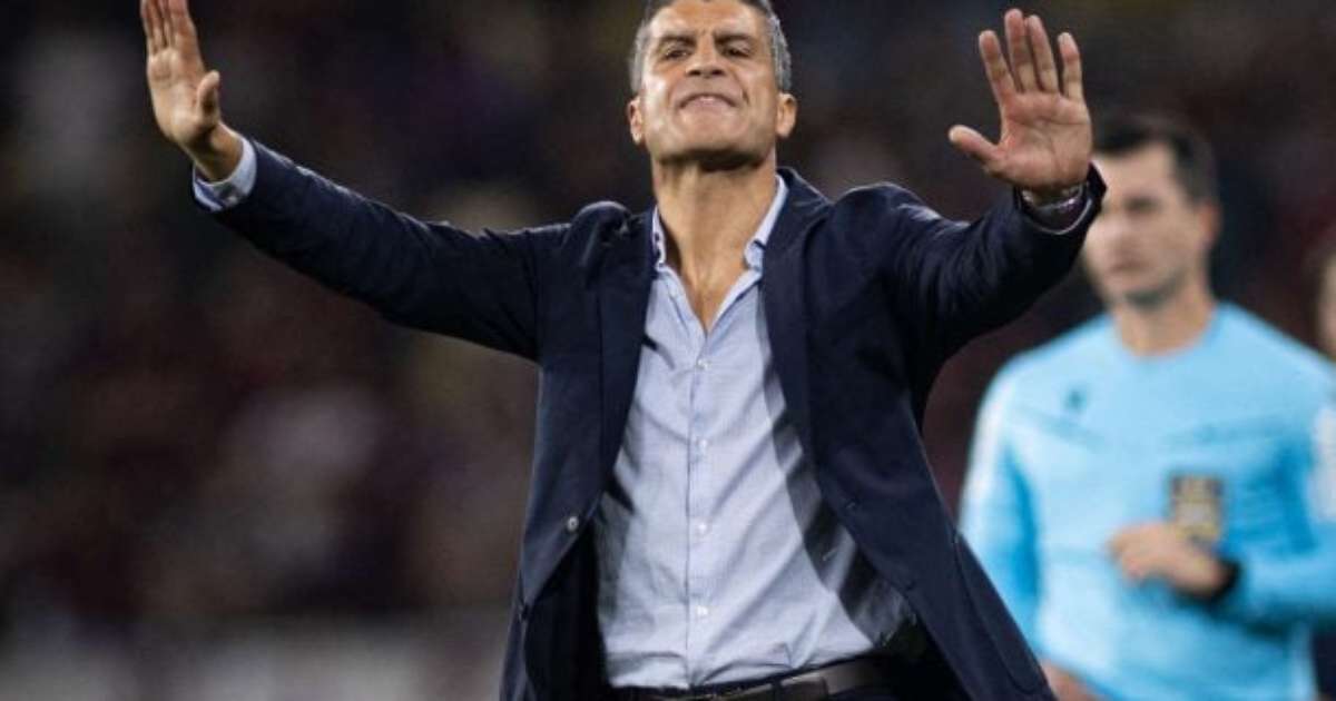 Pedro Emanuel se diz orgulhoso com atuação do Vasco contra o Bahia