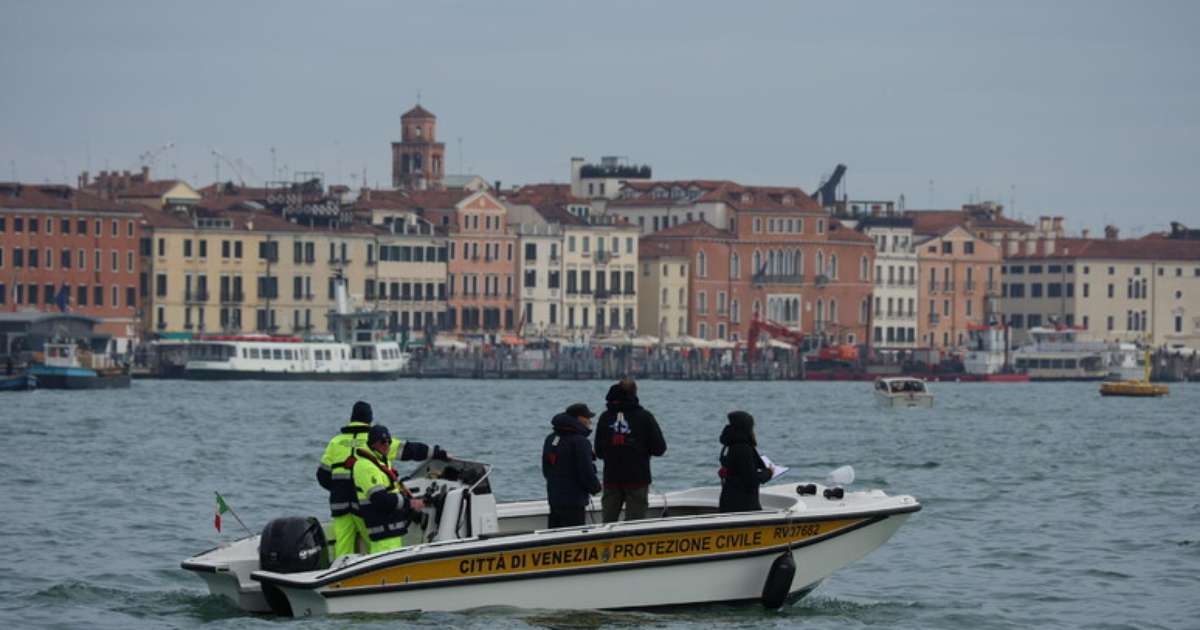 Barco pega fogo na Lagoa de Veneza e deixa duas pessoas feridas