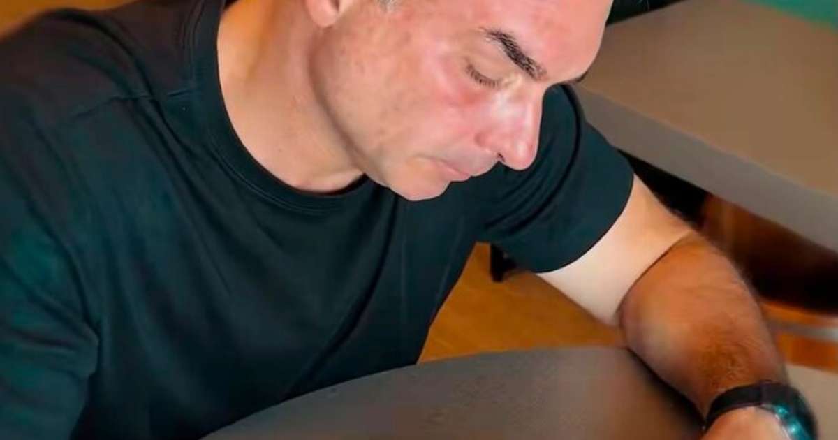 Flávio chora lendo carta para Bolsonaro após Moraes barrar visita de Dia dos Pais